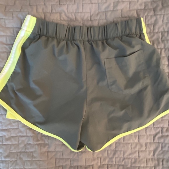 Adidas running shorts size small - Picture 2 of 3